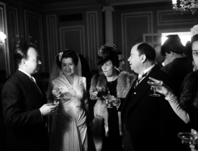 Novios brindando con familiares durante la fiesta de bodas
