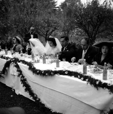 Pareja de novios conviviendo en su banquete de bodas