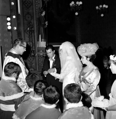 Novios durante la entrega de anillos en la ceremonia religiosa