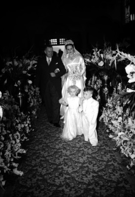 Novia acompañada de su padre dirigiendose hacia el altar