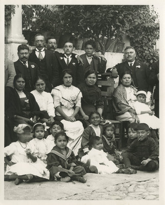 Grupos familiares en el patio de una casa, retrato de grupo