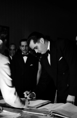 Testigo firmando el libro de actas de matrimonio durante la boda del Dr. Lebrija