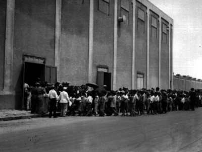 Maestras escolares entrando a unas instalaciones industriales