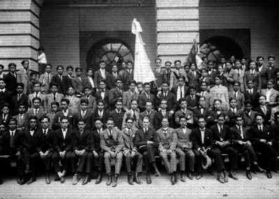 Maestros y estudiantes adolescentes en el patio de una escuela, retrato de grupo