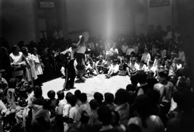 Escolares y maestros en un festival