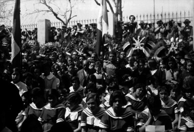 Maestros y alumnos en una ceremonia escolar en el patio de una escuela