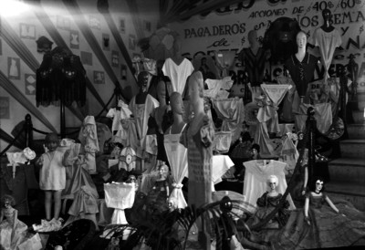 Exposición femenina en un salón