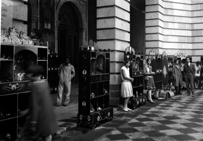 Adolescentes en una exposición de estantería en el edificio de la Secretaría de Educación Pública