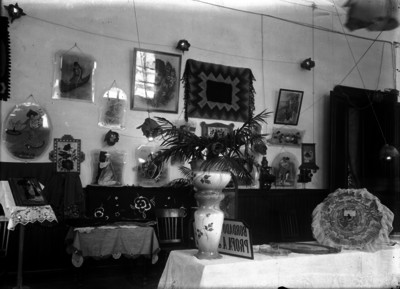 Exposición de bordados y pinturas