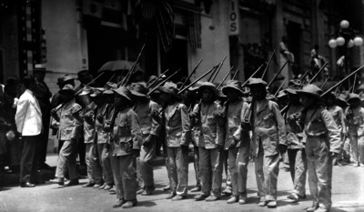 Niños con atuendo de soldado durante un desfile