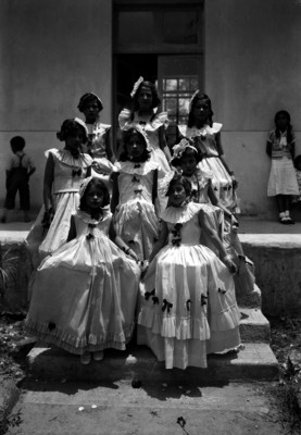Grupo de niñas con vestuario teatral, durante un festival escolar