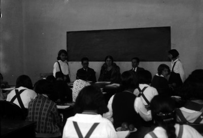 Profesores evaluando a un grupo escolar