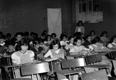 Alumnos en su salón, en una clase