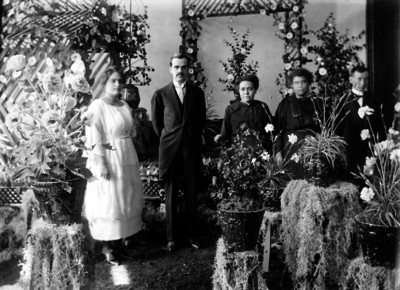 Maestros vestidos elegantemente, en un jardín, retrato de grupo