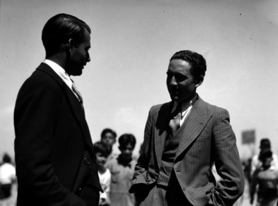 Maestros dialogando en el patio de una escuela