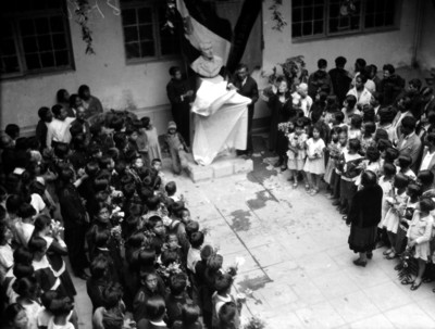 Escolares y maestros durante una ceremonia, en el patio de una escuela