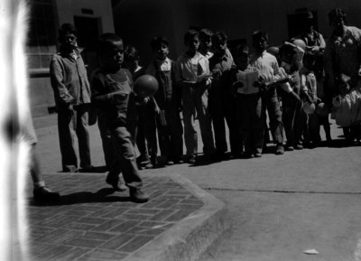 Niños en el patio de una escuela, retrato de grupo
