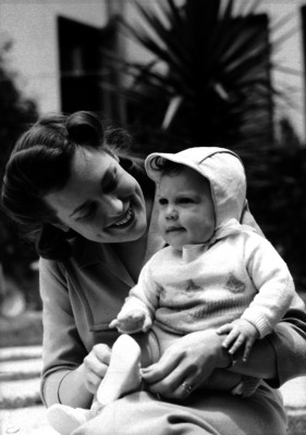 Mujer cargando al hijo pequeño del Dr. Alfonso Gaona
