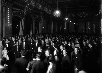 Miembros de la colonia española en un salón