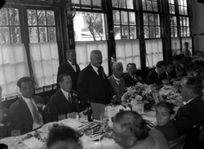 Miembros de la colonia española durante un banquete