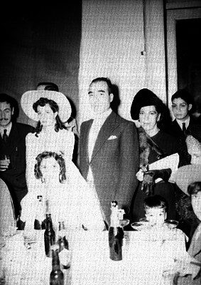 Novia con familiares y amigos durante el festejo de bodas, retrato de grupo