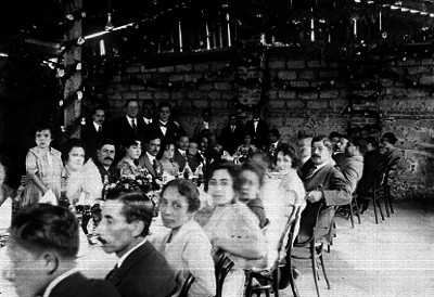 Gente en un banquete, retrato de grupo