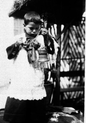 Niño vestido de acólito, durante un carnaval