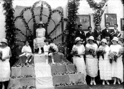 Ceremonia de la coronación de una reina en un salón