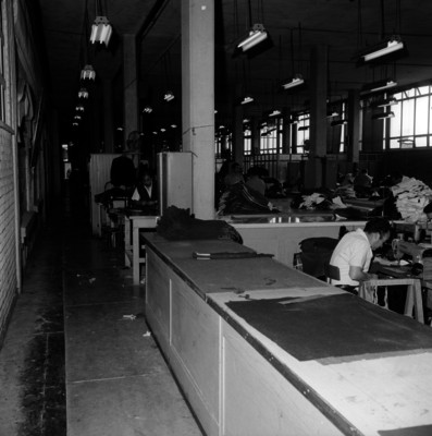 Obreros trabajan en la maquila de ropa
