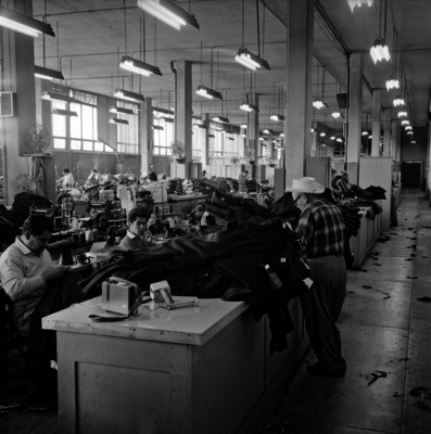Obreros trabajadores de una fábrica de confección y maquila de ropa