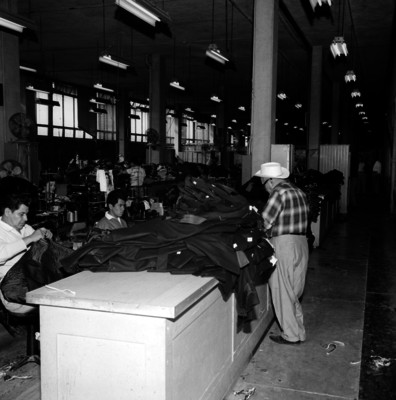 Obreros trabajadores de una fábrica de confección y maquila de ropa