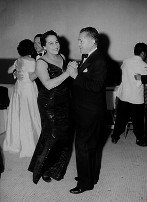 Banqueros y mujeres bailando en una recepción