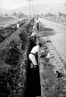 Trabajodores limpiando zapas para la colocación de tuberías