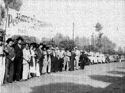 Empleados de Frontón México mostrando una pancarta