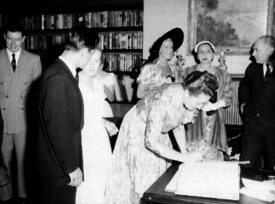 Testigos firmando un documento durante una boda civil