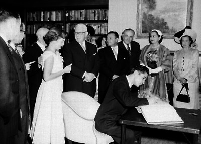 Novia firmando el acta de matrimonio civil