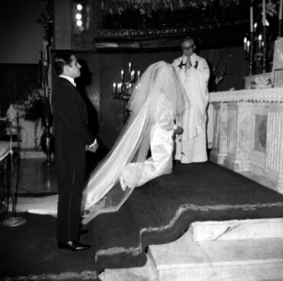Luis Acosta y su novia, durante su boda religiosa
