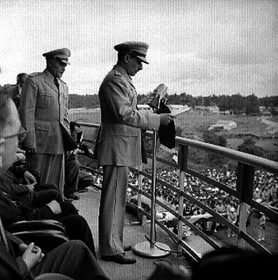 Carlos Castillo, Coronel, leyendo un documento ante micrófono en una ceremonia