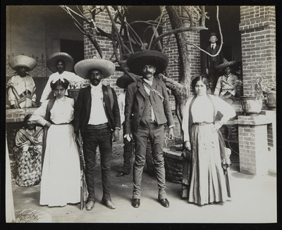 Emiliano y Eufemio Zapata acompañados por dos mujeres, Cuernavaca