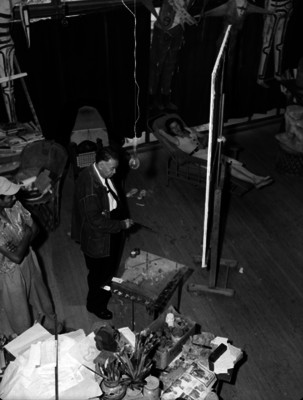Diego Rivera pintando a una mujer