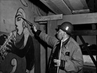 Diego Rivera realizando una píntura en su taller