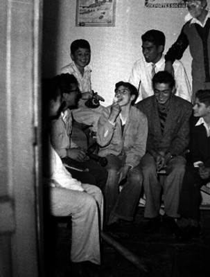 Probables estudiantes reunidos en un salón