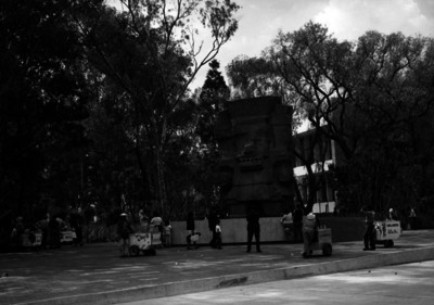 Gente frente a escultura de Tláloc a la entrada del Museo de Antropología e Historia