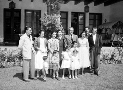 Vicente Lombardo Toledano con su familia, retrato de familia