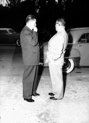 Miguel Henríquez Guzmán, conversando con un hombre en la calle