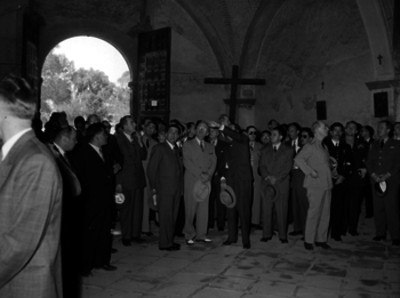 Harry S. Truman conversando con funcionarios en el interior de un convento del siglo XVI