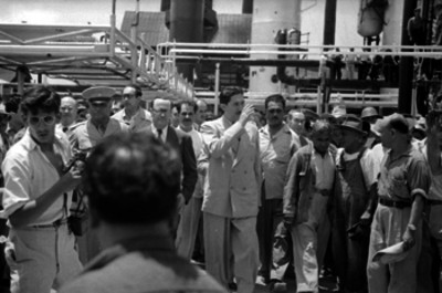 Miguel Alemán Valdés y demás personalidades visitando una refinería