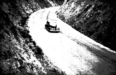 Comitiva de Miguel Alemán pasando por una carretera por Sonora