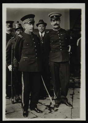 General Guillermo Rubio Navarrete acompañado de militares