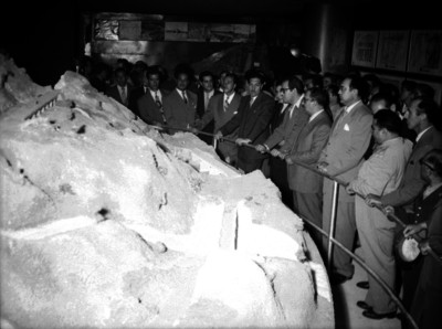 Miguel Alemán Valdés acompañado de funcionarios públicos observando una exposición